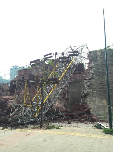 自贡一输电铁塔倒塌砸裂土坡 居民以为地震(图