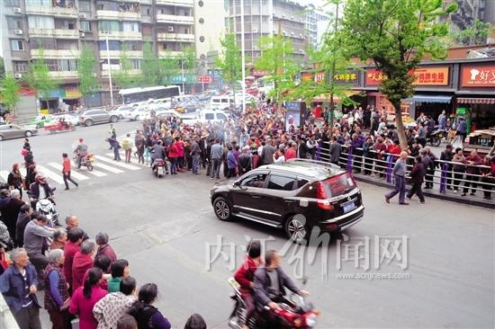 内江发生一起交通事故 9旬老人被压客车下当场