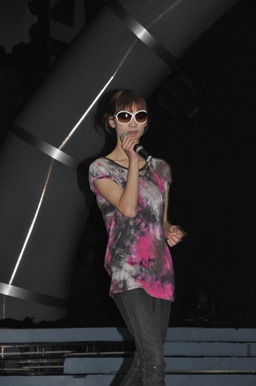 快男伪娘墨镜渐显明星范 低调候场紧张不安_