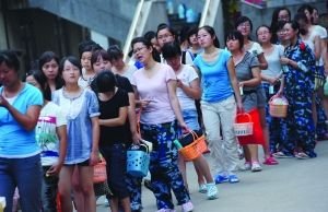 南京农业大学女生排队千米等洗澡