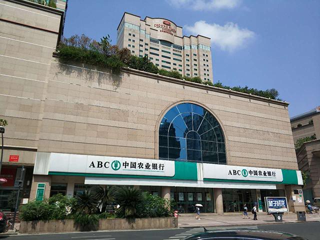 成都老人遇存款变保险 我们走访多家银行后发现真相
