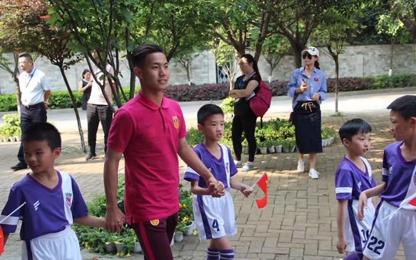 中国男足国青队走进成都学校 与学生互动(图)