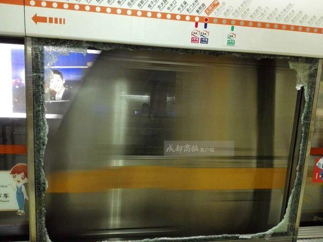 成都地铁2号线天府广场站屏蔽门自爆 无人员伤