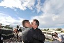法国举行首场同性恋婚礼 新人拥吻庆祝 