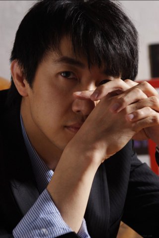 鄢颇未过危险期 李小冉陪身边被砍内幕浮出水