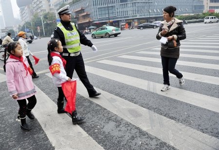 娃娃向闯红灯行人敬礼 违法女士羞红脸(图)