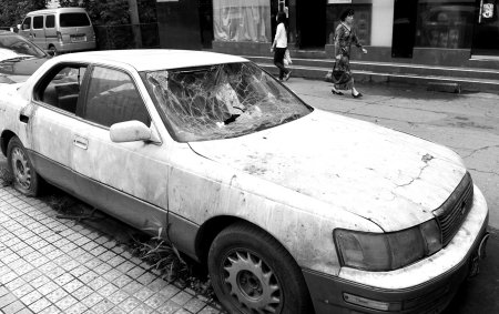 “沉睡”小区的破旧车 随便一找还真不少_车市要闻_大成网_腾讯网