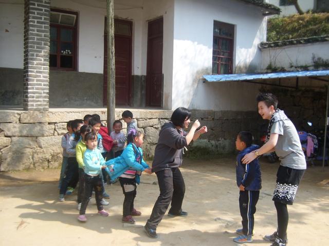 上海国际高中学生赴安徽助教贫困山区小学