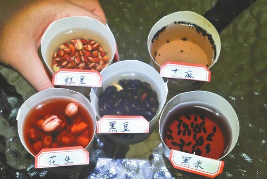 黑米浸泡后水变黑 专家称天然谷物掉色属正常