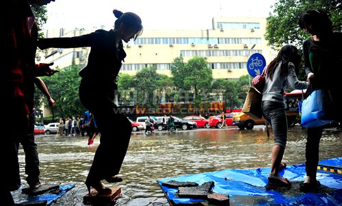  成都 西安路口一 自来水 管道 爆管  沿线交通拥堵