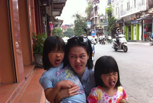 小S微博上传与两女儿合影 三人齐做搞怪鬼脸