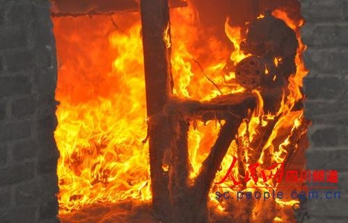 达州一纺织厂发生火灾 大量棉花布匹被焚毁(图