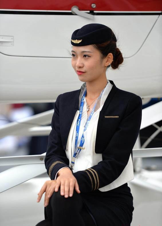 珠海航展空姐模特上演制服诱惑