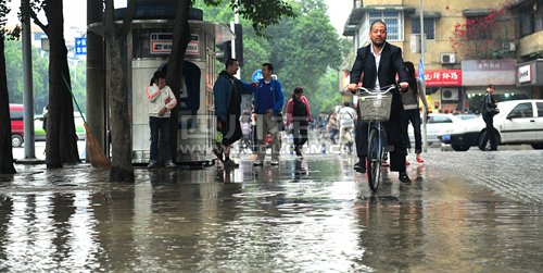  成都 西安路口一 自来水 管道 爆管  沿线交通拥堵
