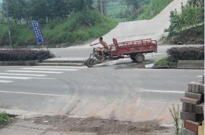 自贡S305省道绿化带被村民挖开 缺口20余个