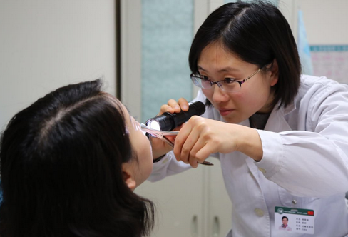 成都环卫女工嘴唇肿胀面目全非 医生:食物过敏
