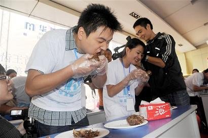 150人齐啃兔脑壳比牙好 看到兔脑壳几十美女来了感觉