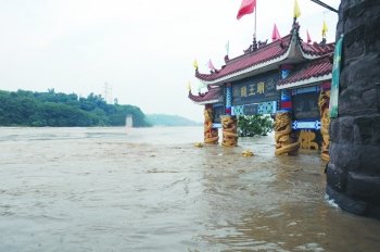 南充嘉陵江第二次洪峰过境 采沙场工棚淹至房