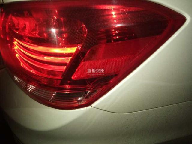 醉酒男子为泄愤踢坏车灯 经公安调解后免去拘留