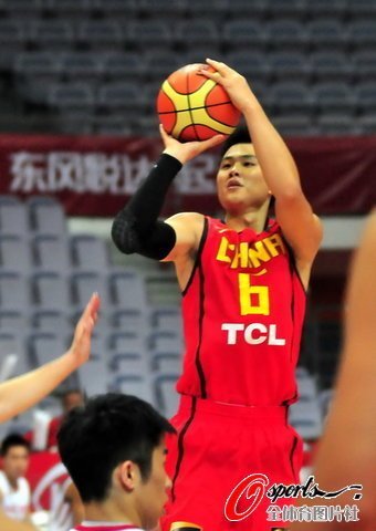 中国男篮61分大胜香港 孟铎22分张兆旭17板