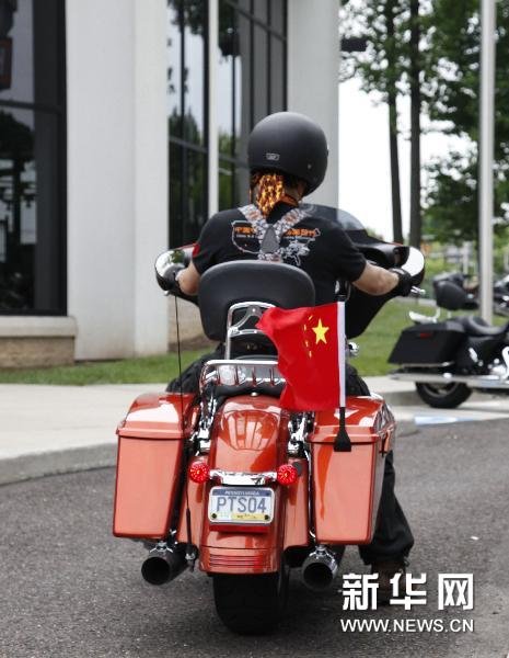 中国摩托车迷骑行美国