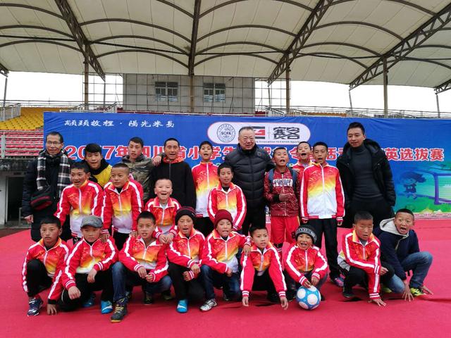 2017四川省小学生足球冬令营在攀枝花开练