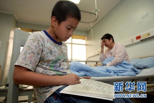 12岁四川男孩:我想读书 也想照顾好外婆