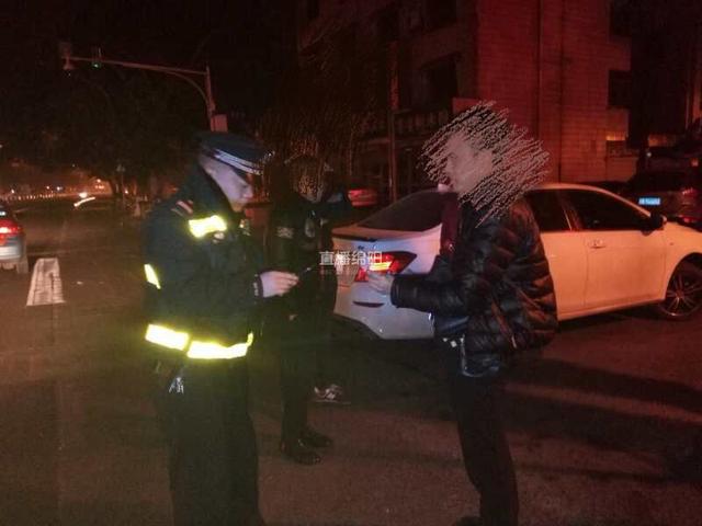 醉酒男子为泄愤踢坏车灯 经公安调解后免去拘留