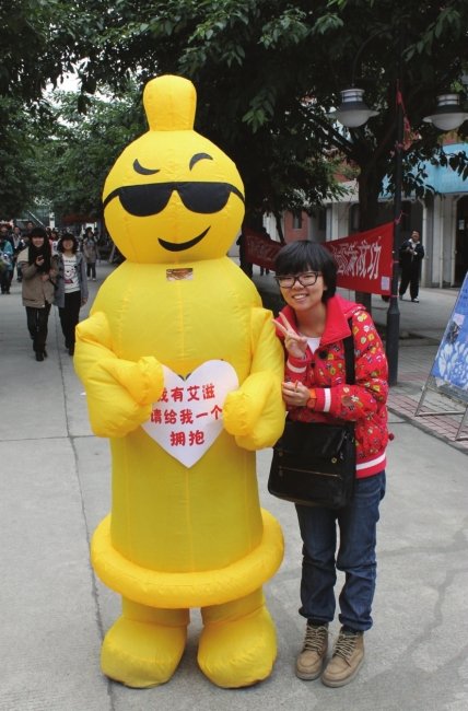 四川多所高校发安全套 女生又羞又好奇(图)