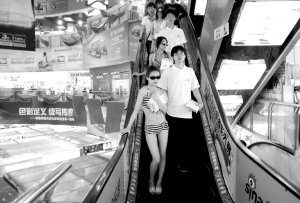 穿着比基尼到商场走秀 美女大学生很纠结_滚动