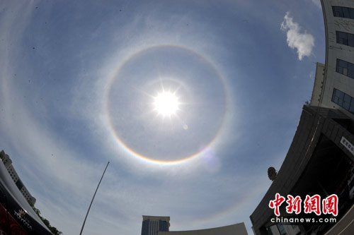 日晕奇观持续近一个小时.中新社发 付美斌 摄(中国新闻网)