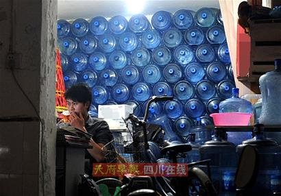 成都部分桶装水涨价1元左右 瓶装水价格稳定