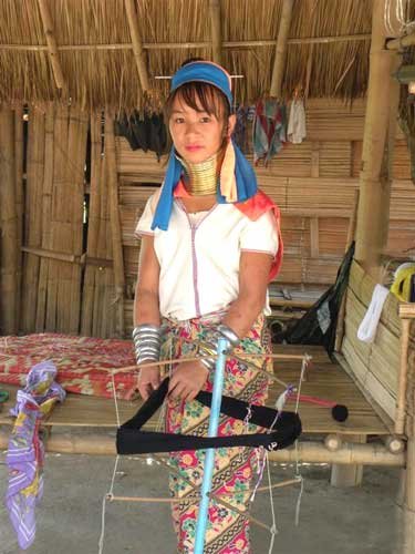 奇怪的风俗:探秘泰国长颈女人村