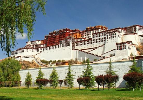 西藏进入旅游旺季 布达拉宫门票需提前预约