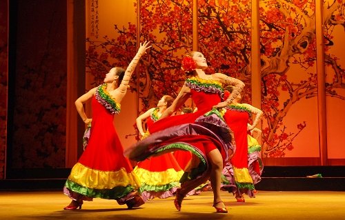 成都现最潮老太:跳动感妩媚印度街舞