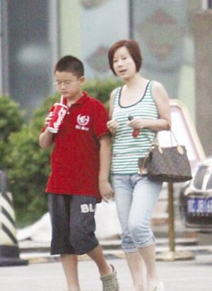 满文军妻子出狱后发福不少 提名包带子吃快餐