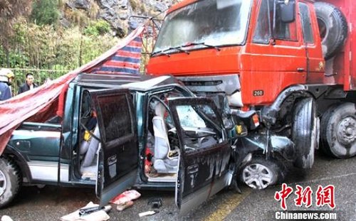 四川广元朝天区境内一货车超车酿惨祸致3死2