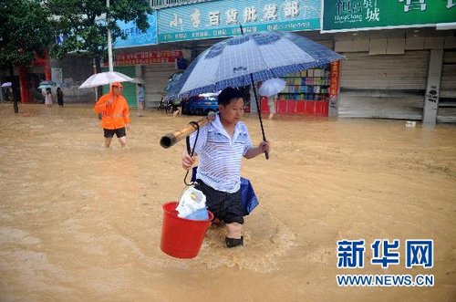 新华社记者直击水上孤城江西资溪县:交通中断