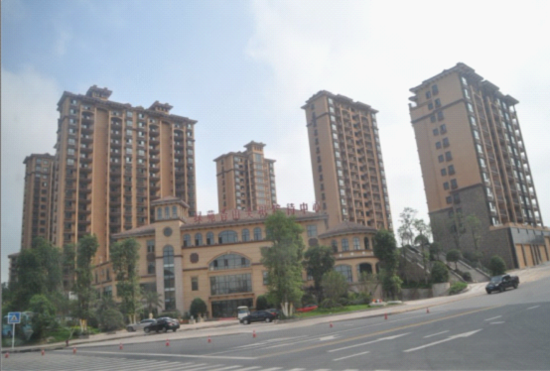 绿苑·香山美树南接城西新城成熟生活圈,北接川南旗舰级城市综合体。该项目根据现有的原生地形,将它与地中海欧式景观节点清新地融为一体,其中设有专业网球训练场、儿童运动场,篮球场、羽毛球场、人工泳池、晨跑跑道等健身配套设施。 香山美树是一梯两户、11层18层的板式小高层设计,多层和电梯洋房各自的优势揉为一体的意大利托斯卡纳风情。项目80%以上的用地作为公共设施、绿化和休闲场地。目前该项目一期工程全部准现房呈现,国际精英幼儿园已基本完工。一期工程将在10月交房使用。