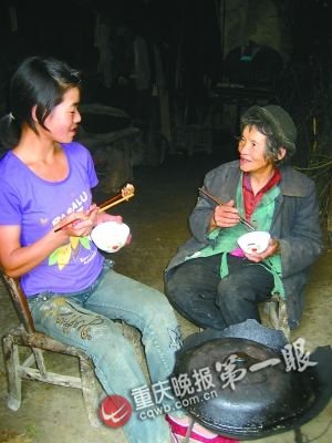 亲妈有房有车 养母贫穷智障 17岁女孩选择了谁