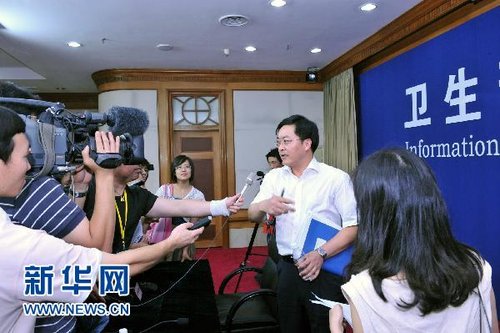 8月10日，卫生部新闻发言人邓海华（右二）在回答记者的提问。新华社记者 何俊昌 摄