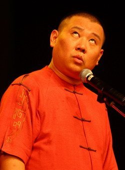 郭德纲为徒弟打记者叫好:一个大嘴巴他就明白