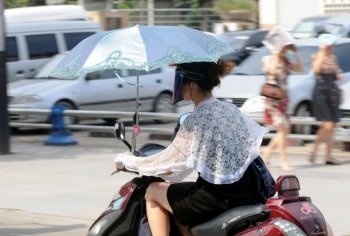 市民为防晒摩托车上装阳伞 交警称存安全隐患
