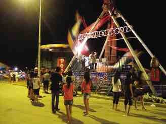 福州一游乐场设备旧无安全带 被勒停仍经营_家