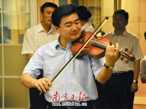深圳市委书记王荣开学首日即兴演奏小提琴酬师