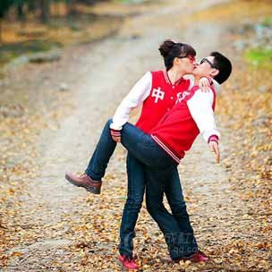 La mujer poco feliz y divertido fotos de la boda del ginkgo