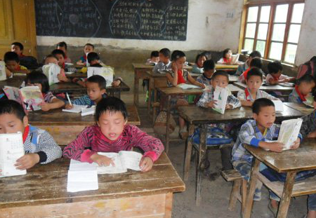 捐书献爱心 与上海大众一起关爱山区儿童