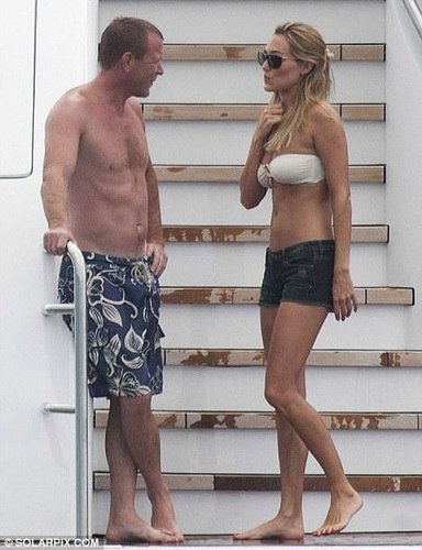 盖里奇携子与新欢地中海度假 老少恋相差13岁