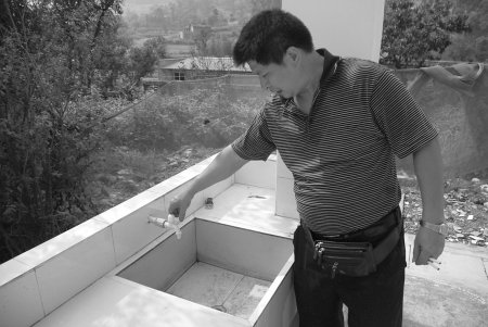 新修的教学楼里 水龙头里没有一滴水