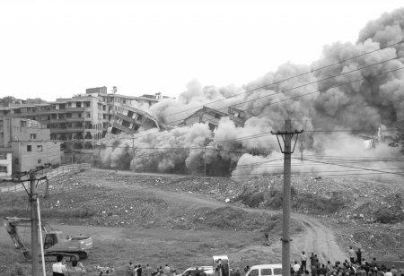 自贡最强爆5栋楼房齐卧倒